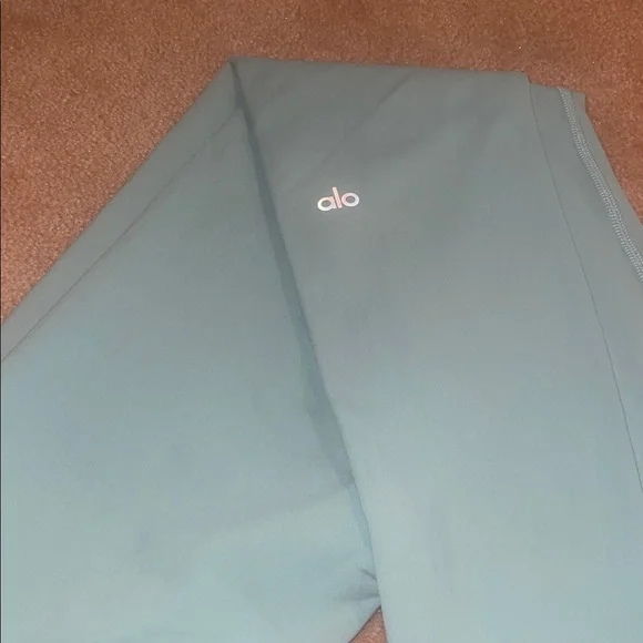 ALO Yoga Sky Blue Leggings in excellent condition - Picture 3 of 15